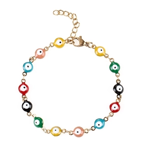 Dettaglio del bracciale dorato Evil Eye con perline colorate e chiusura a moschettone