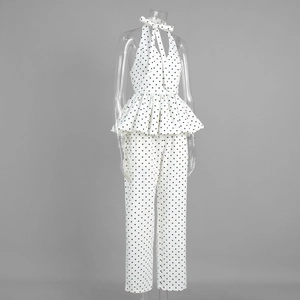 Détail du haut dos nu à pois avec nœud et pantalon à taille volantée élégant