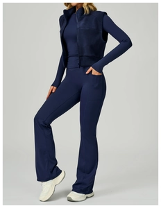 Détail du gilet polaire bleu marine à col montant et du pantalon de yoga évasé assorti