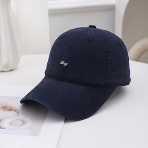 Berretto da baseball minimalista in cotone blu scuro con ricamo Lucy bianco su base bianca