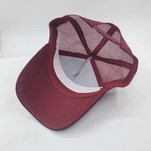 Detalle interior y vista trasera de malla transpirable de una gorra trucker granate