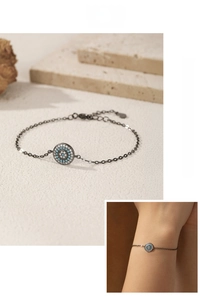 Détail du bracelet mauvais œil en argent S925 avec incrustation turquoise et chaîne vintage