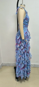 Detail eines hellblauen Blumenkleides mit gestuftem Rüschensaum und Chiffon-Struktur