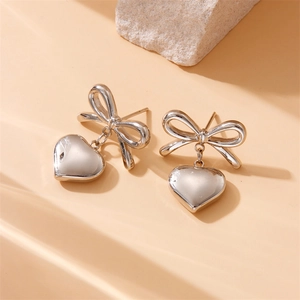 Boucles d'oreilles nœud en acier argenté avec pendentif cœur sur socle en pierre