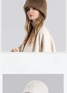 Détail du bob en fausse fourrure douce montrant la texture pelucheuse et la chaleur