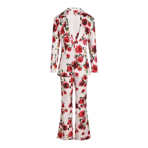 Détail de l'imprimé rose rouge sur l'ensemble trois pièces avec blazer et pantalon large
