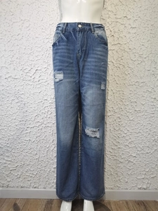 Detailansicht der High-Waist-Jeans mit geradem Bein und Destroyed-Effekten in Dunkelblau