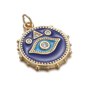 Makro-Detail von bösem Auge-Anhänger aus Gold mit blauem Emaille und Zirkonia-Akzenten