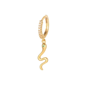 Vue détaillée des boucles d'oreilles serpent en or 18K avec zircons et yeux verts