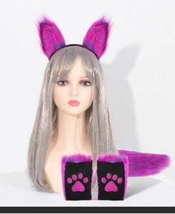 Détail du serre-tête oreilles de renard violettes et gants pattes pour cosplay Halloween