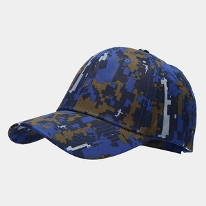 Detail der digitalen Camouflage-Baseballkappe mit Sechs-Panel-Struktur und Luftlöchern