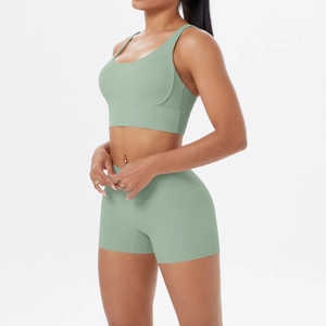 Détail du short de yoga sans couture taille haute et soutien-gorge de sport vert sauge