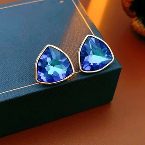 Élégantes boucles d'oreilles triangulaires dorées avec pierres bleues facettées