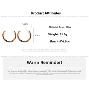 Detail view of C-shaped resin earrings with tortoise pattern, size 4.5cm and 11.3g weight