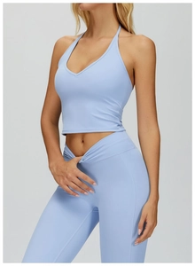 Détail du haut de yoga licou bleu clair et legging taille haute avec design croisé