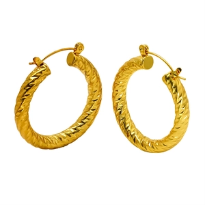 Boucles d'oreilles créoles en acier inoxydable plaqué or 18K avec motif ciselé