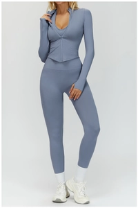 Détails de la texture côtelée et des passe-pouces sur la veste de yoga bleue
