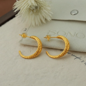 Chic gold-plated titanium steel C-shape stud earrings with hammered texture finish