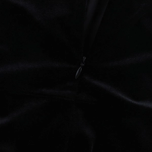 Détail macro de la fermeture éclair invisible sur le tissu en velours noir haut de gamme