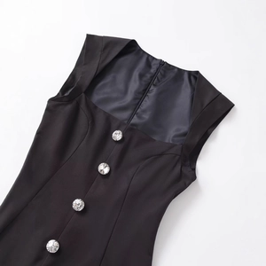 Combinaison courte noire moulante à col carré avec boutons chic en strass