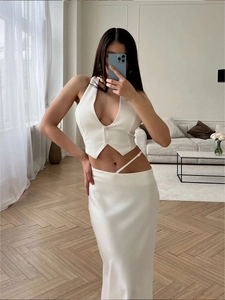 Gros plan détaillé sur l'ensemble blanc deux pièces avec taille découpée en satin
