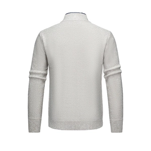 Rückansicht der beigen Herren-Strickjacke mit Rautenmuster aus warmem Mischgewebe