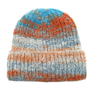 Détail du bonnet en maille chinée montrant la texture des fils dégradés bleu et orange