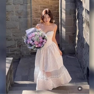 Robe longue fleurie de style français avec dentelle et taille nouée pour un look romantique