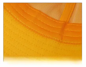 Gros plan du bandeau anti-transpiration jaune avec texture respirante et couture