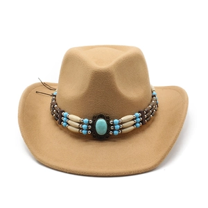 Détail du chapeau de cowboy en laine camel avec perles turquoise et pierre ovale vintage