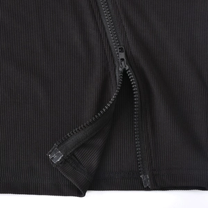 Gros plan sur le tissu côtelé noir avec détail de fermeture éclair sur robe sans manches