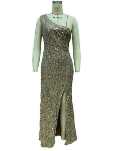Detail eines champagnergoldenen Pailletten-Abendkleides mit One-Shoulder-Design und Schlitz