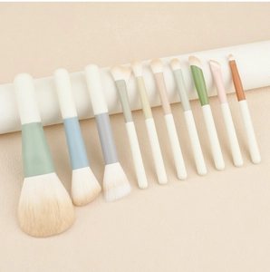 Detail eines 10-teiligen Make-up-Pinsel-Sets mit pastellfarbenen Hülsen und weichen Borsten