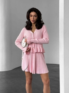Ensemble en tricot rose style français avec cardigan col V et mini-jupe plissée chic