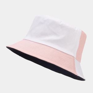 Détail d'un chapeau bob tricolore rose, blanc et noir en toile avec doublure interne