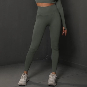 Détail du legging de yoga sans couture vert sauge avec taille haute et maintien ferme