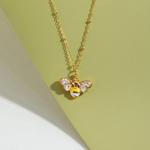 Detailansicht der Bienen-Halskette mit goldener Kette und funkelnden Zirkonia-Steinen