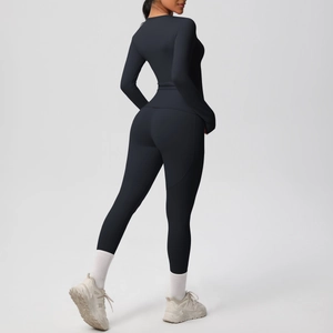 Vue latérale arrière d'un ensemble de yoga noir montrant la coupe gainante et ajustée