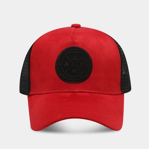 Détail de la casquette trucker en daim rouge avec logo embossé et filet noir au dos