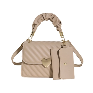 Borsa a tracolla beige a scacchi con fibbia a cuore, manico a pieghe e mini pochette set