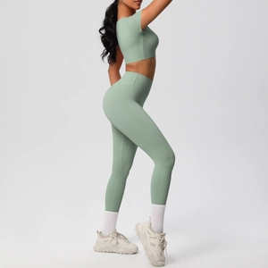 Détail de l'ensemble de fitness vert menthe en nylon avec legging taille haute