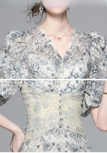 Dettaglio dell'abito floreale con scollo a V, maniche a sbuffo e vita in mesh con bottoni