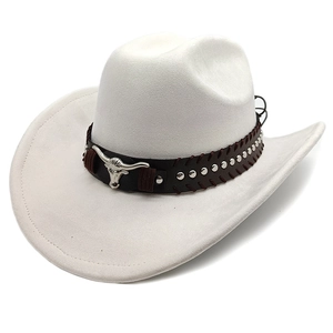 Dettaglio cappello cowboy bianco in scamosciato con cinturino in pelle e fibbia a toro