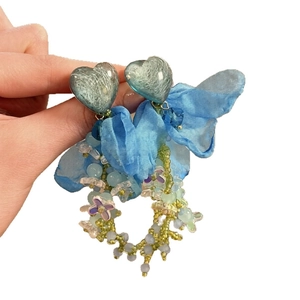 Boucles d'oreilles cœur bleu avec ruban mousseline et perles colorées au style élégant