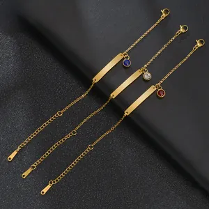 Dettaglio di bracciali in acciaio inossidabile placcato oro 18K con ciondoli in cristallo