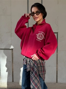 Oversize dunkelrotes Sweatshirt mit halbem Reißverschluss und authentischem Wappenprint