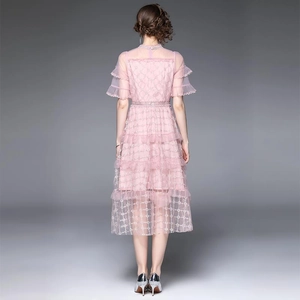 Robe de luxe rose en tulle brodé pour femme avec fils dorés et jupe à plusieurs niveaux