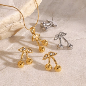 Set collana con ciondolo a ciliegia e orecchini a lobo in finitura oro e argento