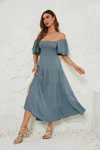 Détail de la robe bleu gris à manches bouffantes, taille élastique et jupe longue à volants