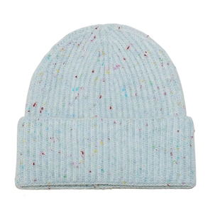 Détail d'un bonnet en maille bleu clair avec mouchetures colorées et bordure repliée